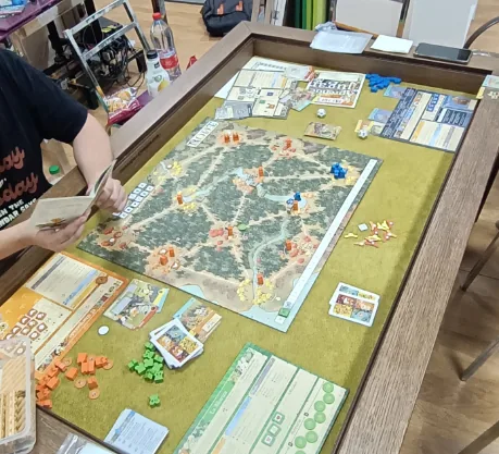 Foto de la Mesa Premium Aura, mesa de tamaño estándar para partidas de rol en Mamarrachine